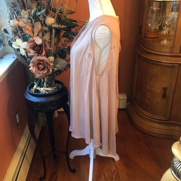 UMGEE Women’s Taupe Sleeveless Hi Low Flowing Top Size Large NWT - Picture 5 of 11